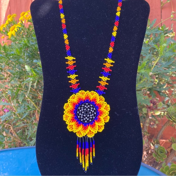Jewelry - Gorgeous chakira bead flower necklace